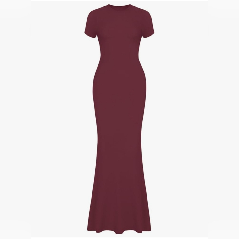Elegant Burgundy Maxi Dress